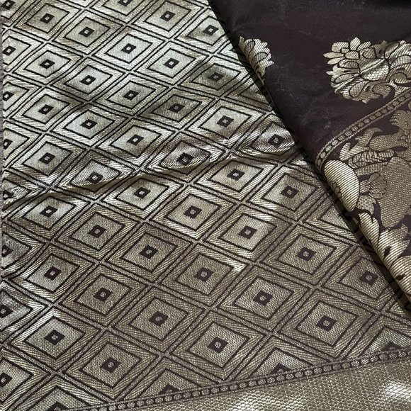 Banarasi silk saree with rich zari border in Brown - Picture 5 of 7